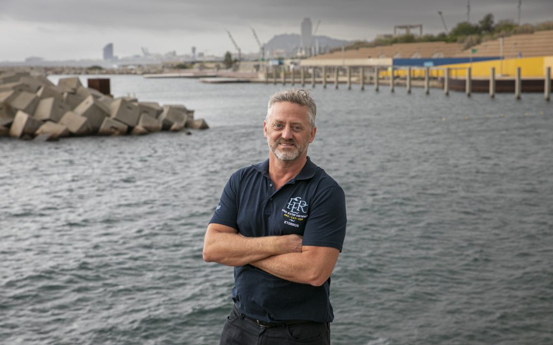 Coneix la història de Fer Espina:  El nedador que conversa amb els oceans i desafia els seus propis límits